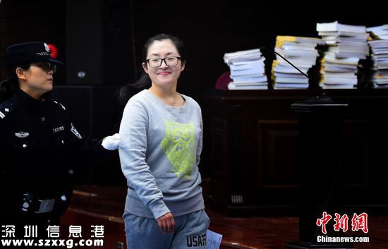 2015年10月29日消息，位于勝利廣場(chǎng)的合肥地標(biāo)性的雕塑“中國(guó)結(jié)”五年前為一項(xiàng)地下空間新項(xiàng)目的開發(fā)搬遷。而開發(fā)這個(gè)項(xiàng)目的投資人是“80”后上海女子張某和其哥哥。然而，2012年該項(xiàng)目突然停工，成了合肥有名的“爛尾”工程，開發(fā)商跑路800多戶業(yè)主被騙3億余元。10月29日上午，80后“女老板”張某及其房地產(chǎn)有限公司因涉嫌合同詐騙，共同在合肥市中院受審。面對(duì)法官和公訴人的訊問(wèn)。從受審到結(jié)束，張某始終保持微笑。視覺(jué)中國(guó)