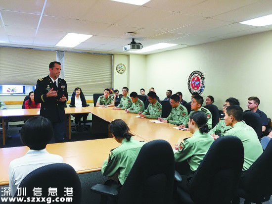西點軍校外文系中文組的老師和清華大學(xué)國防生交流。