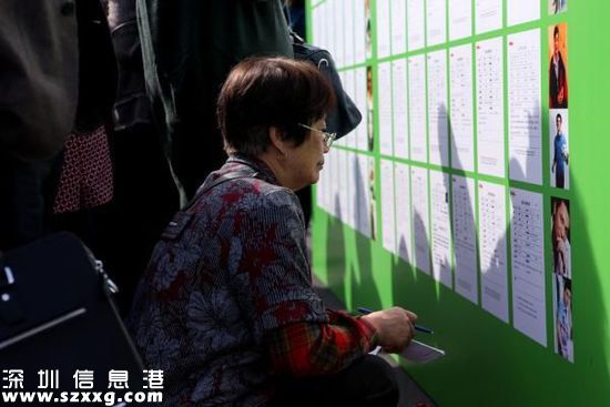 10月31日，羅店鎮(zhèn)艾瑪宮婚禮公園，一位阿姨蹲在地上抄寫單身人士的信息。