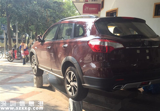 車(chē)停石樁上博關(guān)注 成功引起交警注意