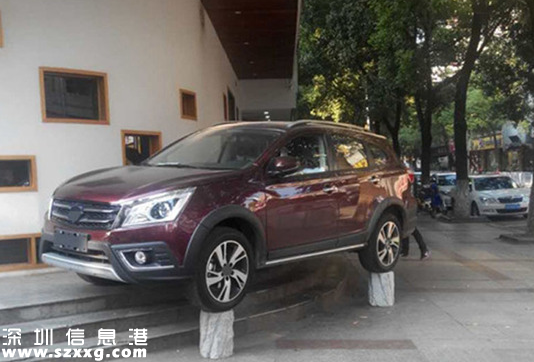 車(chē)停石樁上博關(guān)注 成功引起交警注意