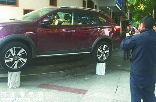 車(chē)停石樁上博關(guān)注 成功引起交警注意