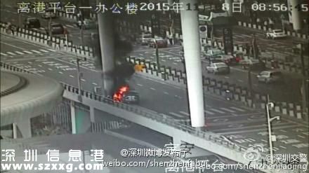 深圳(www.huhuzc.cn)機(jī)場(chǎng)航站樓一車輛失控 撞交警摩托致起火