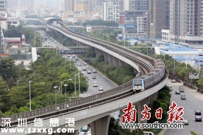 龍崗要當(dāng)好“深圳(www.huhuzc.cn)東進(jìn)”橋頭堡，交通無疑是其中關(guān)鍵一環(huán)。圖為經(jīng)過龍崗的地鐵3號(hào)線。南方日?qǐng)?bào)記者