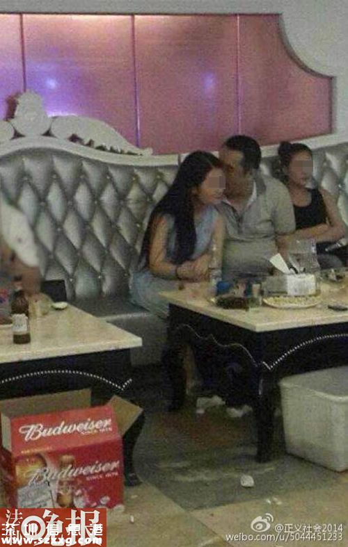 法晚深度即時(shí)報(bào)道(統(tǒng)籌執(zhí)行：朱順忠 記者 王選輝 實(shí)習(xí)生 施遠(yuǎn)圻)昨日，有網(wǎng)友在微博爆料稱，福建省漳州市漳浦縣法院少年庭庭長(zhǎng)陳毅東在豪華KTV“喝美酒叫小姐”，并曬出多張疑似其正在摟抱、親吻照片。今天上午，漳浦法院監(jiān)察室相關(guān)負(fù)責(zé)人告訴記者，網(wǎng)友爆料圖片中男子確為該院少年審判庭庭長(zhǎng)陳毅東，目前法院已經(jīng)介入調(diào)查此事。