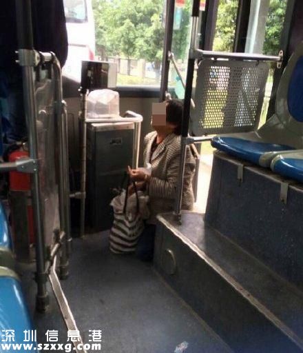 老人上車遭拒下跪嚇呆司機 老人帶活雞人生地不熟無助可憐