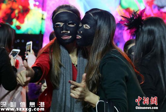 2015年11月23日，上海舉辦千人敷面膜活動(dòng),現(xiàn)場(chǎng)參與活動(dòng)的男女賓客都涂上了黑色的面膜，最終在經(jīng)過(guò)官方確認(rèn)下獲吉尼斯世界紀(jì)錄證書(shū)。