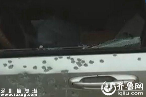市民陳先生轎車車門全是彈孔，玻璃被炸碎。