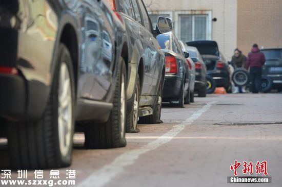 12月18日，遼寧省沈陽市于洪區(qū)紅田翠園內(nèi)，兩百來輛私家車在園區(qū)內(nèi)的車位內(nèi)被扎了輪胎，受害車主們表示，此次案值在幾十萬元。讓車主鬧心的不僅是扎車人沒找到，向物業(yè)索賠也沒有結(jié)果。目前警方已介入調(diào)查。