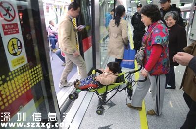 嬰兒車被卡<a href=http://www.huhuzc.cn/shenzhen/ target=_blank class=infotextkey>深圳</a>(www.huhuzc.cn)地鐵 關(guān)門之際嬰兒車被拉進(jìn)地鐵