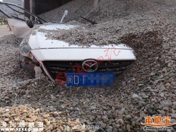 貨車(chē)側(cè)翻吞沒(méi)小車(chē) 一對(duì)情侶慘被掩埋身亡(圖文)