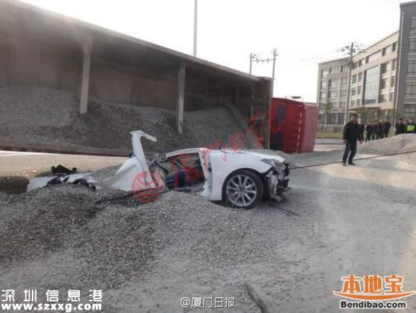 貨車(chē)側(cè)翻吞沒(méi)小車(chē) 一對(duì)情侶慘被掩埋身亡(圖文)