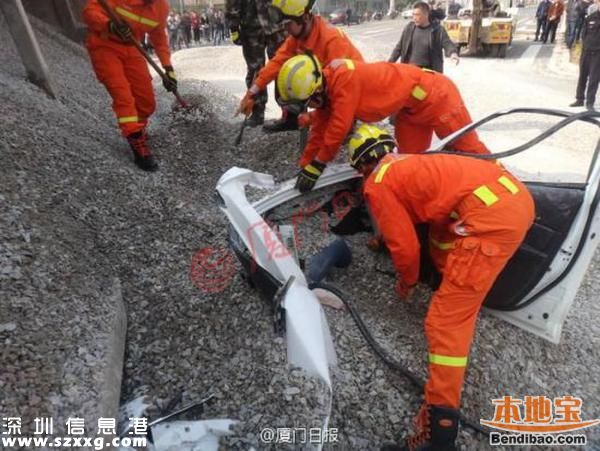 貨車(chē)側(cè)翻吞沒(méi)小車(chē) 一對(duì)情侶慘被掩埋身亡(圖文)