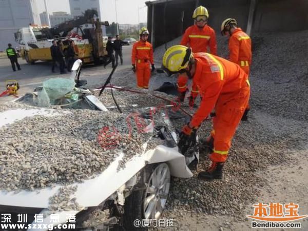 貨車(chē)側(cè)翻吞沒(méi)小車(chē) 一對(duì)情侶慘被掩埋身亡(圖文)