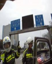 深圳交警鐵騎12公里追擊無(wú)證駕駛瘋狂面包車