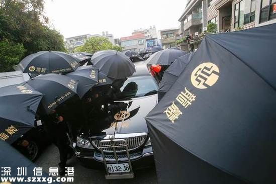 1日一早8時(shí)許，高清愿位于永康的老家，低調(diào)簡(jiǎn)單由親屬持黑傘，從家中將他載往火化場(chǎng)。(圖片來(lái)源：“中央社”)　　