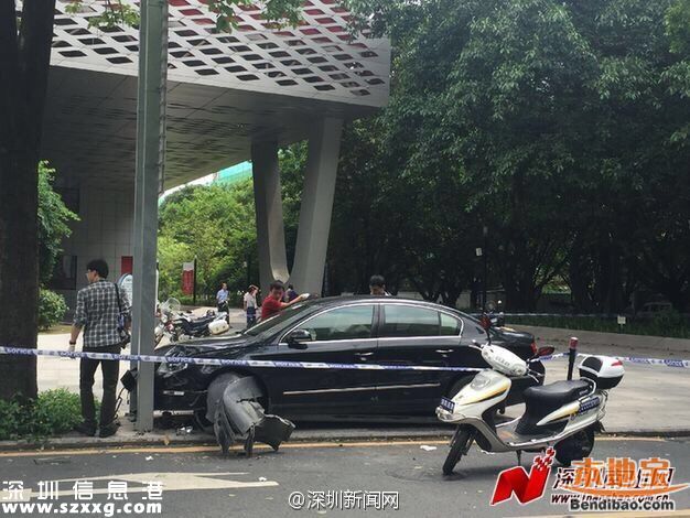 <a href=http://www.huhuzc.cn/shenzhen/ target=_blank class=infotextkey>深圳</a>吸毒男持刀劫持小孩 后搶車連撞2車(圖文)