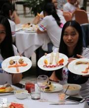 畢業(yè)餐包五星酒店自助美食 同學們花費少吃出別樣散伙