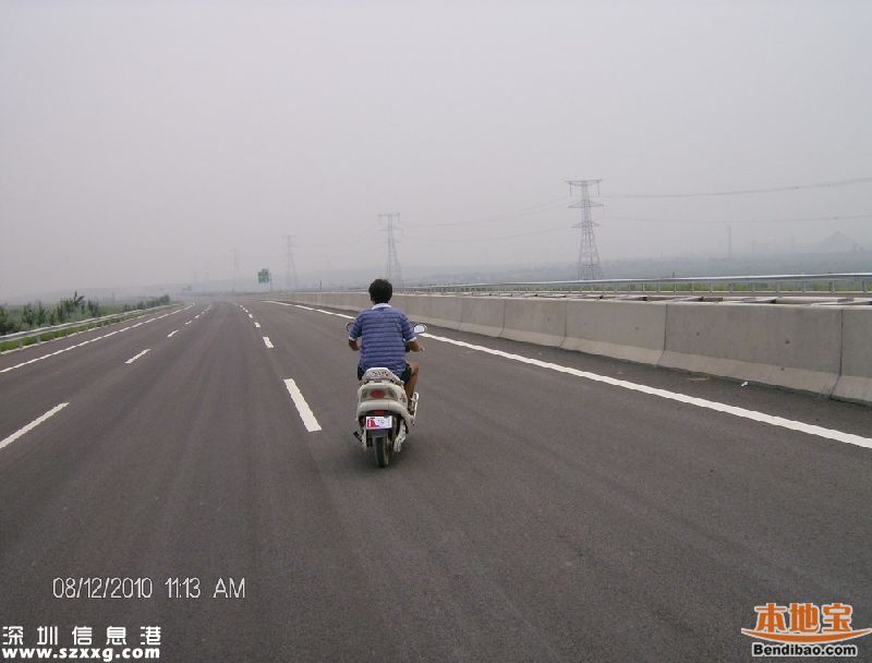 深圳一人騎電動車駛?cè)敫咚?被撞身亡