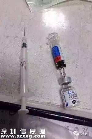 護(hù)士所用的普通注射器（左）和疫苗原裝注射器（右）