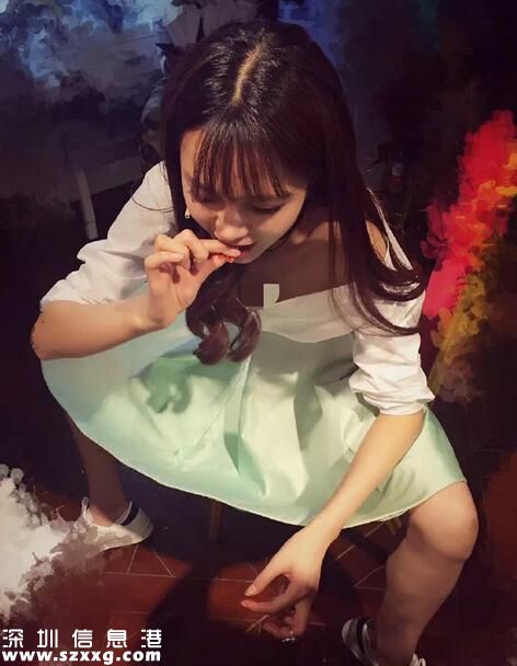 沈夢辰叉開腿吃小龍蝦，這姿勢未免太豪邁