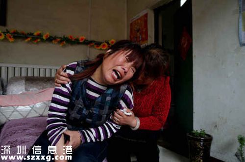 婚禮的司儀，是下村的郝書(shū)記，他表示，自己也是第一次主持陰婚，因?yàn)楹⒆幽挲g小，所以流程也簡(jiǎn)單，就是“鳴炮”“燃燭”“上香”“碘酒”“餐宴”“焚紙”“入穴”等，整個(gè)流程下來(lái)大概不到10分鐘。葬禮上，張超凡的媽媽和姑姑抱頭大哭，渾身無(wú)力，只能先被親戚帶回家里。