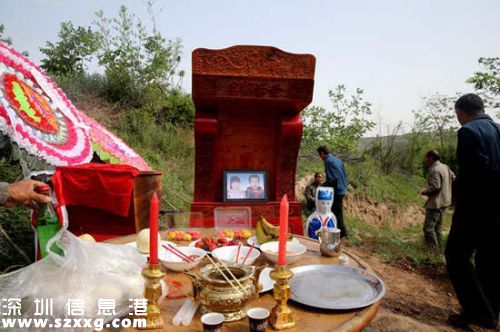 5月9日是母親節(jié)，然而對(duì)于15歲的張海軍（化名）來(lái)說(shuō)，他和他的母親以及家人永遠(yuǎn)是陰陽(yáng)相隔了，5月6日，一場(chǎng)簡(jiǎn)單的冥婚讓已經(jīng)失去生命的他娶上了“媳婦”，張海軍和自己的“媳婦”被合葬了離他家數(shù)百米之外的一座土坡上。