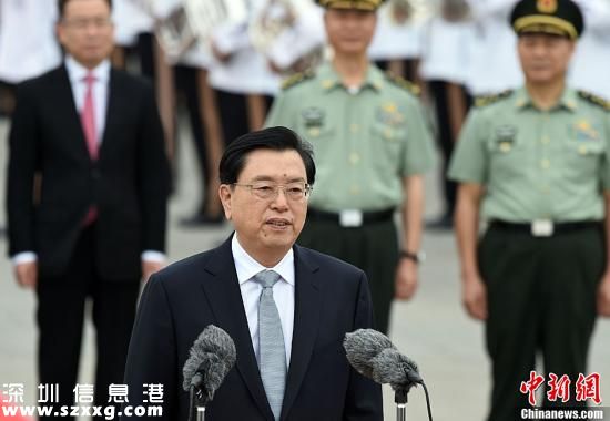 5月17日，中共中央政治局常委、全國(guó)人大常委會(huì)委員長(zhǎng)張德江抵達(dá)香港，出席香港特區(qū)政府主辦的“一帶一路”高峰論壇，并視察香港特區(qū)。中新社記者 張宇 攝