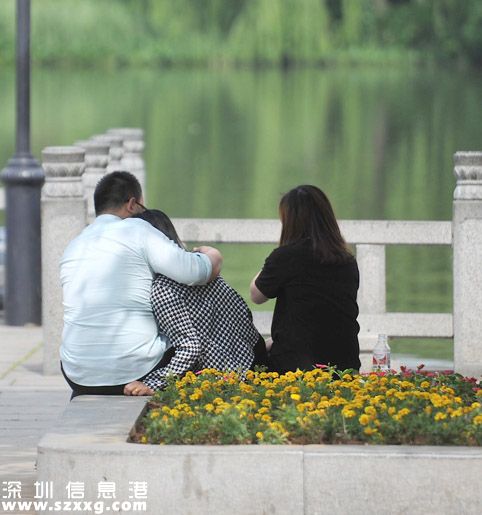 高某被打撈上岸之后，家屬失聲痛哭