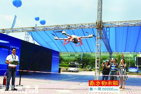 　工作人員進(jìn)行無(wú)人機(jī)操作。