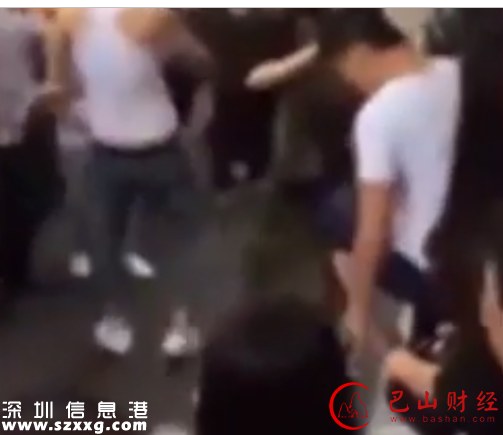 女子稱推嬰兒車碰路人后道歉，對方叫來4個紋身大漢當(dāng)街打人