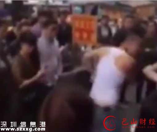 女子稱推嬰兒車碰路人后道歉，對方叫來4個紋身大漢當(dāng)街打人
