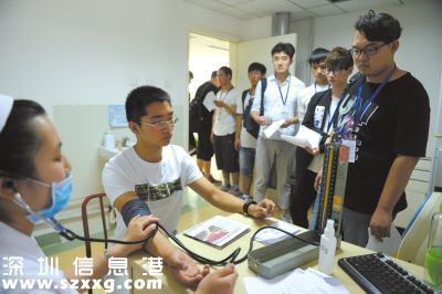 昨天上午，東城區(qū)的征兵體檢工作在普仁醫(yī)院拉開序幕。