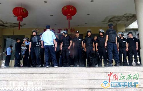 男子鎮(zhèn)政府大樓內砍傷女干部