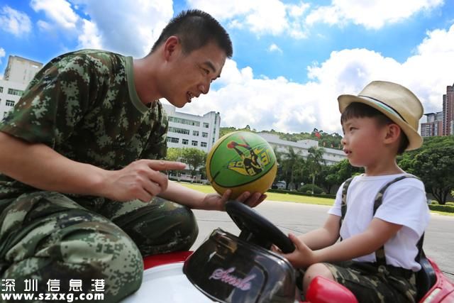 4歲軍娃進<a href=http://www.huhuzc.cn/shenzhen/ target=_blank class=infotextkey>深圳</a>警營找爸爸 想多陪你一會
