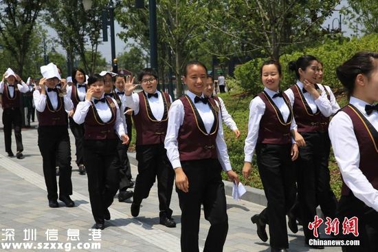 6月14日，是上海迪士尼度假區(qū)舉行盛大開幕盛典的首日。當(dāng)日，音樂劇《獅子王》中文版將首演，作為活動場地的購物餐飲娛樂區(qū)“迪士尼小鎮(zhèn)”暫時(shí)關(guān)閉。不過，上午，依然有不少市民游客前往附近游覽。圖為迪士尼酒店工作人員。