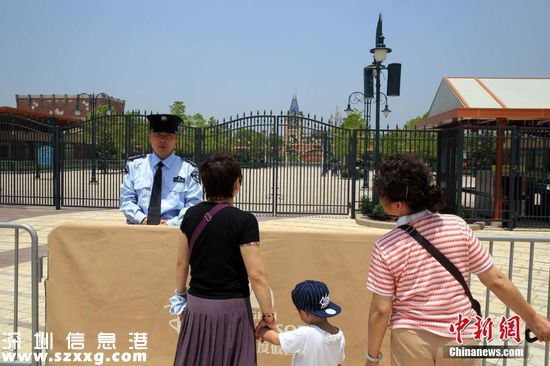 6月14日，是上海迪士尼度假區(qū)舉行盛大開幕盛典的首日。當(dāng)日，音樂劇《獅子王》中文版將首演，作為活動場地的購物餐飲娛樂區(qū)“迪士尼小鎮(zhèn)”暫時(shí)關(guān)閉。不過，上午，依然有不少市民游客前往附近游覽。