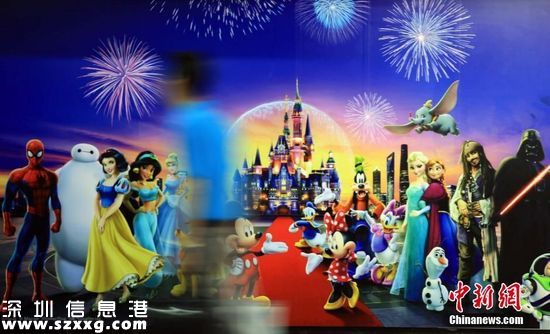 6月14日，是上海迪士尼度假區(qū)舉行盛大開幕盛典的首日。當(dāng)日，音樂劇《獅子王》中文版將首演，作為活動場地的購物餐飲娛樂區(qū)“迪士尼小鎮(zhèn)”暫時(shí)關(guān)閉。不過，上午，依然有不少市民游客前往附近游覽。圖為上海徐家匯地鐵站迪士尼開幕廣告醒目。