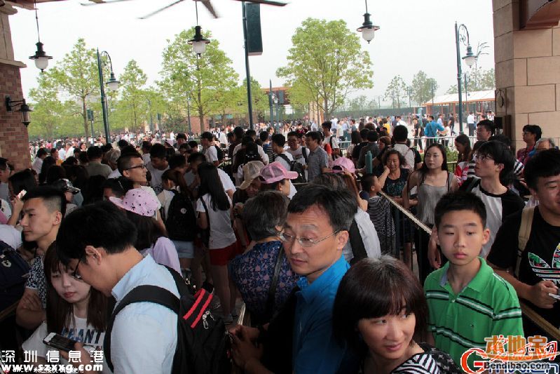 上海迪士尼開園首日 雨中提前6小時排隊
