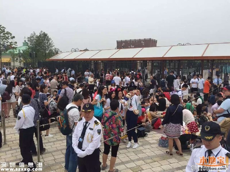 上海迪士尼開園首日 雨中提前6小時排隊