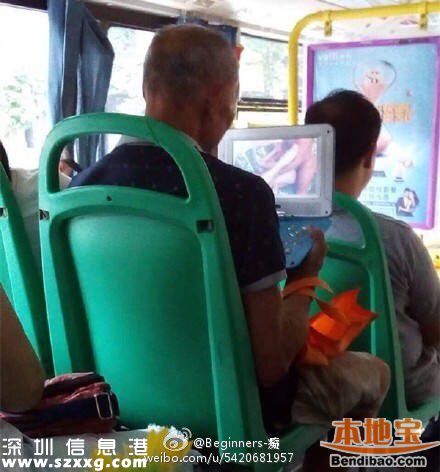 老漢公交車上放黃碟 畫(huà)面不堪入目