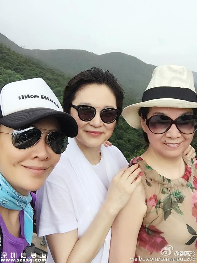 林青霞與劉嘉玲兩位大美人碰頭，會有何活動？答案是爬山。昨天劉嘉玲在微博上傳她與林青霞及女友人爬山的照片，但沒有提到在哪區(qū)爬山。