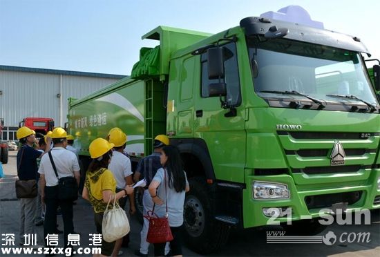 客人們認真觀看青島重工生產(chǎn)的城市智能渣土車