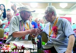 抗戰(zhàn)老兵相聚南京 現(xiàn)場向抗洪官兵致敬