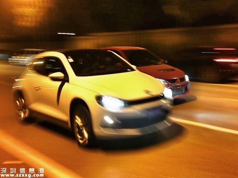 上海豪車(chē)中環(huán)飆車(chē)被拘 網(wǎng)友：不作死就不會(huì)死(圖)