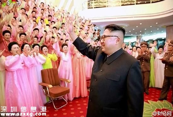 當(dāng)?shù)貢r間2016年7月16日，朝鮮最高領(lǐng)導(dǎo)人金正恩觀看軍屬文藝比賽，與軍屬合影。