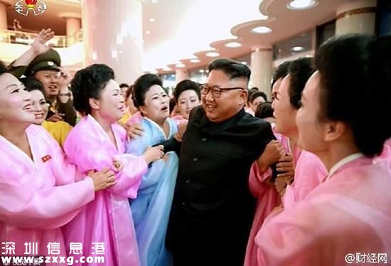 當(dāng)?shù)貢r間2016年7月16日，朝鮮最高領(lǐng)導(dǎo)人金正恩觀看軍屬文藝比賽，與軍屬合影。