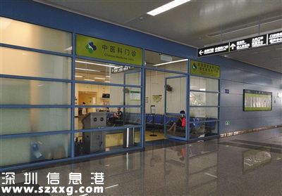 7月22日，香港大學<a href=http://www.huhuzc.cn/shenzhen/ target=_blank class=infotextkey>深圳</a>醫(yī)院一層中醫(yī)科門診。香港大學<a href=http://www.huhuzc.cn/shenzhen/ target=_blank class=infotextkey>深圳</a>醫(yī)院在2012年開始投入使用，是一家沒有行政級別的公立醫(yī)院，所有員工不再具有事業(yè)編制。