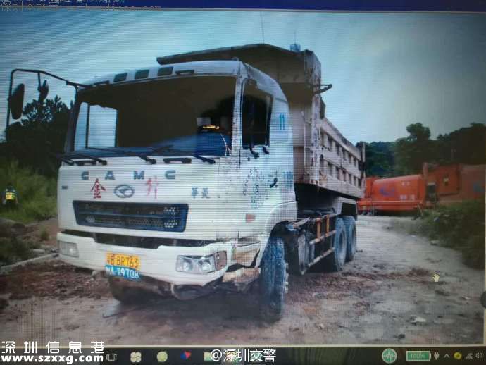 <a href=http://www.huhuzc.cn/shenzhen/ target=_blank class=infotextkey>深圳</a>泥頭車與電動(dòng)車相撞側(cè)翻 一對男女被泥土掩埋