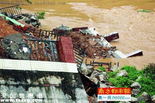 凌晨<a href=http://www.huhuzc.cn/shenzhen/ target=_blank class=infotextkey>深圳</a>一河堤擋墻坍塌 500人被緊急疏散